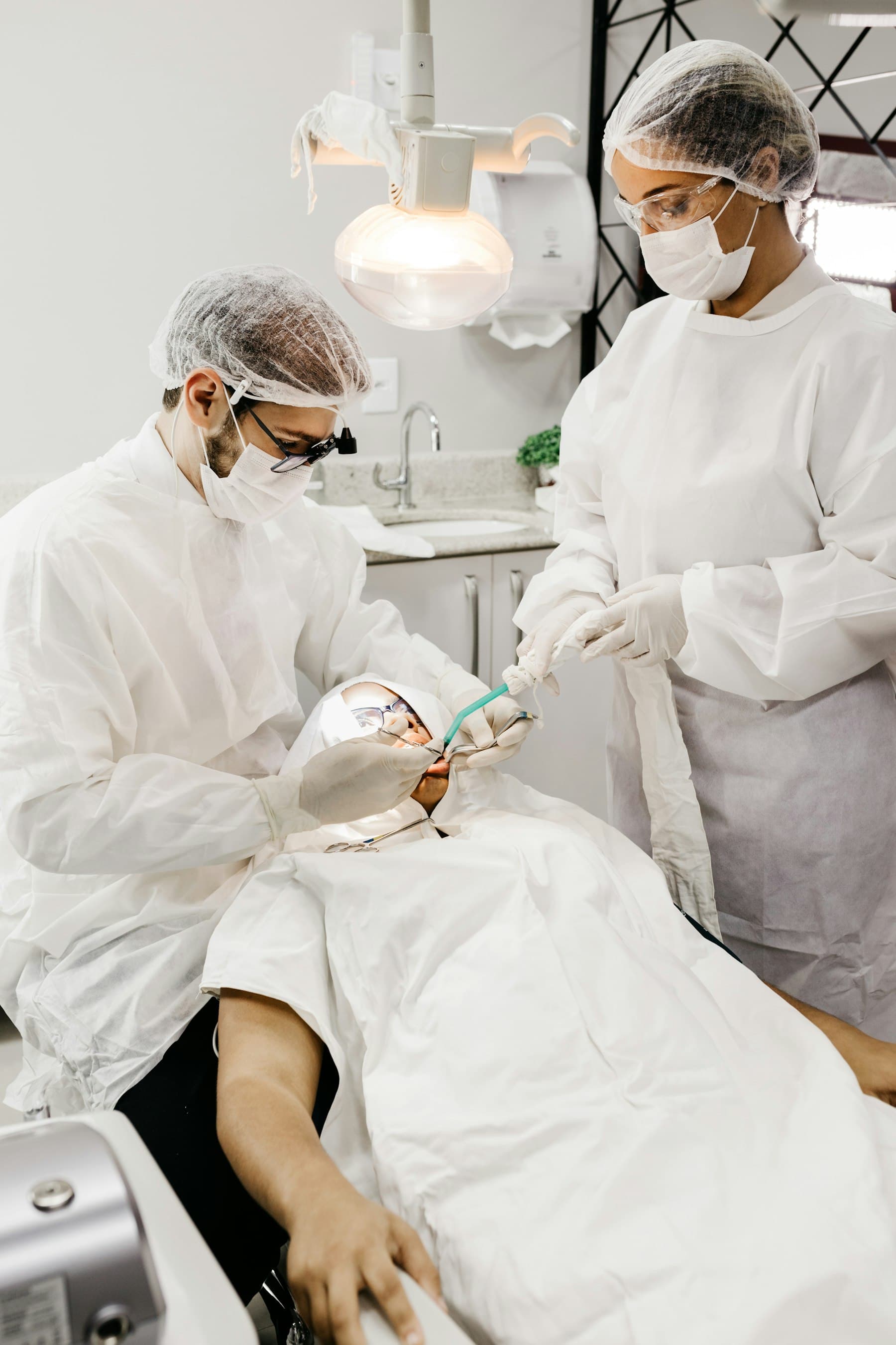 إجراء علاجي داخل عيادة أسنان